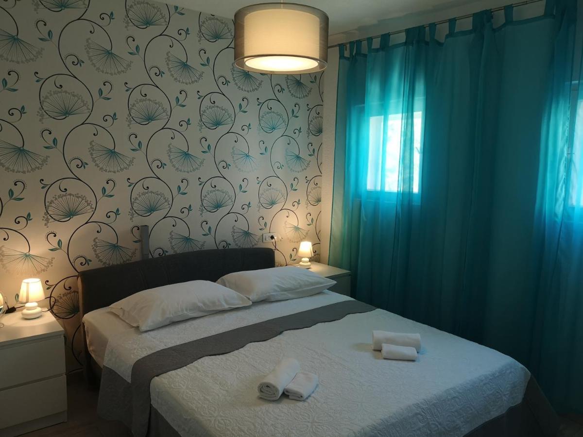 Vila Mala Kuca Ispod Borova Primošten Exteriér fotografie